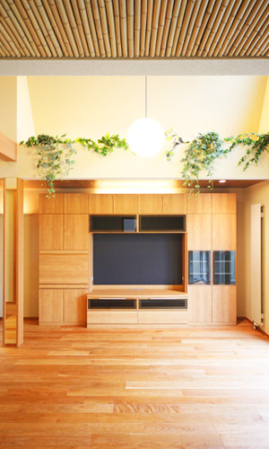 テレビボードと床の木目がマッチしたリビング