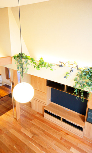 壁際からの部屋のアクセントとなる植栽