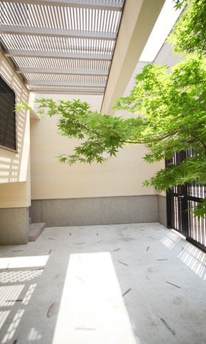 玄関へと続くアプローチ