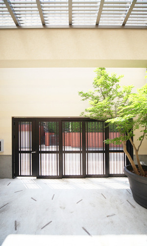 採光を考えたスリットのある外門