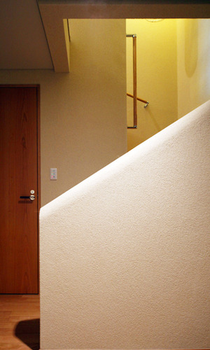 ２階へと続く階段