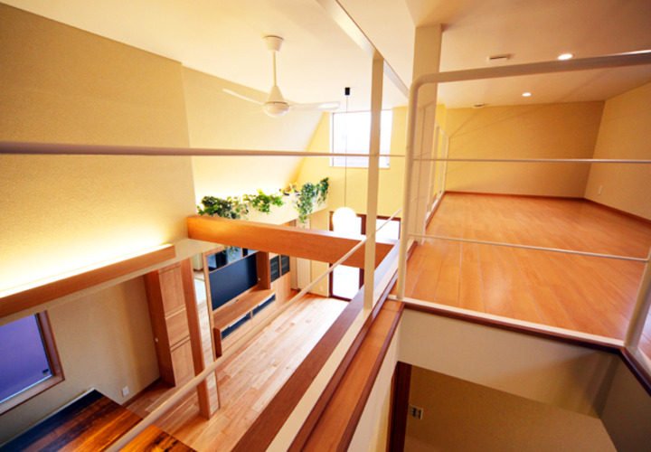 吹き抜けの天井横にある屋根裏スペース