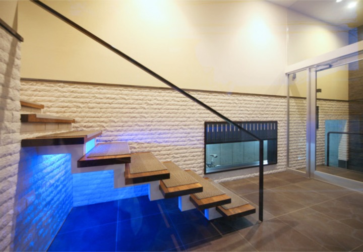 幻想的なブルーのライトが階段を照らす