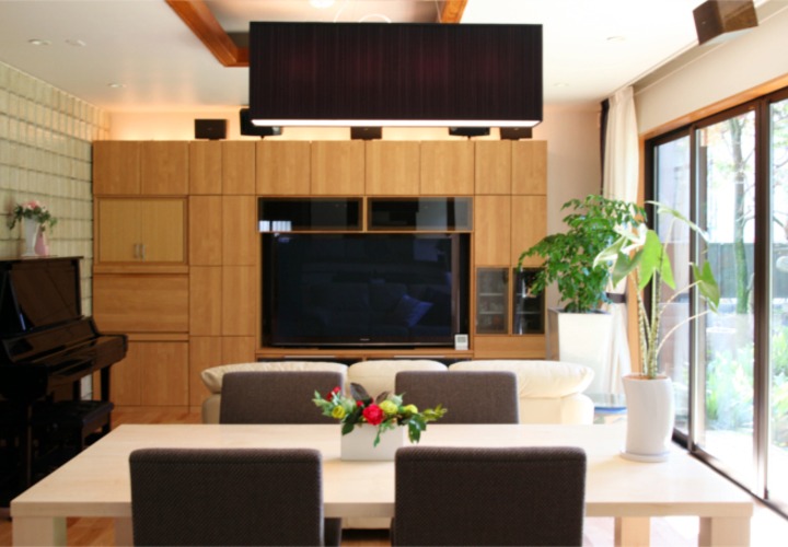 ダイニングには大開放の窓から明るくやわらかな日差しが降り注ぐ