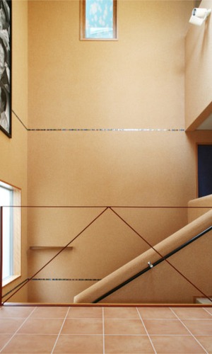 ブラウン系のタイル床とアイアンが雰囲気を醸す