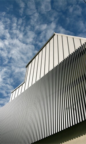 空へとそびえるシンボリックな外観