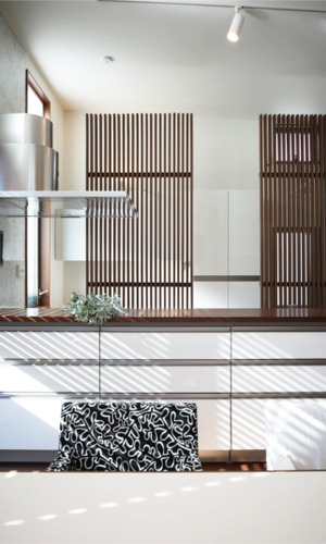 格子のデザインがモダンな表情を作る