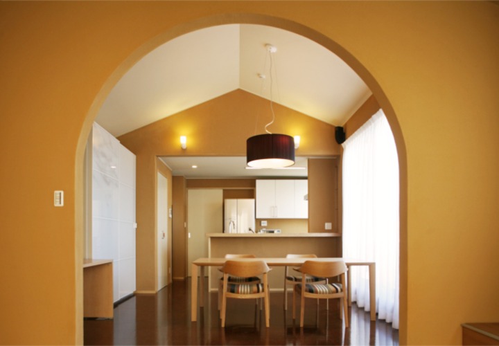 レストランの様なドーム型に開いたダイニング