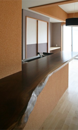 キッチンには温かみのある原木のカウンター