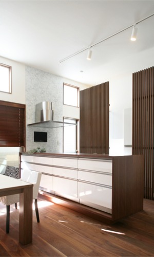 ブラウンを基調としたスタイリッシュで落ち着きあるキッチン