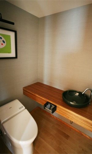 木の素材感を活かしたナチュラルな雰囲気の洗面・トイレ