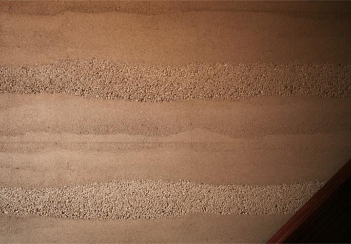 階段横の壁はナチュラルで表情のある仕上げに