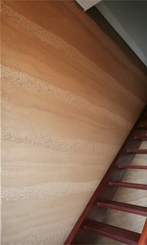 ナチュラルな壁と木の階段がベストマッチ