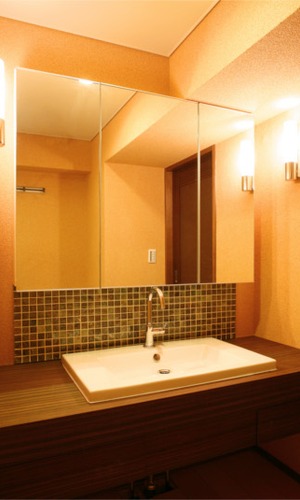 木目とタイルの組み合わせがナチュラルで温かみのある洗面スペース