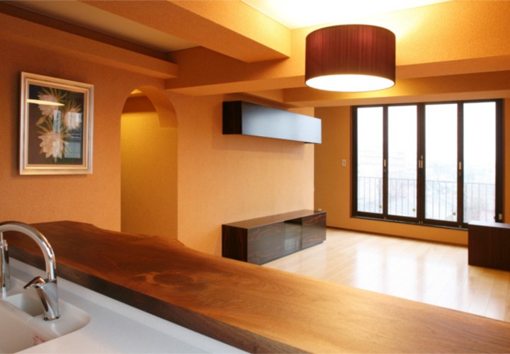 温かみのある色合いの壁に空いたドーム型入口が部屋の表情を演出