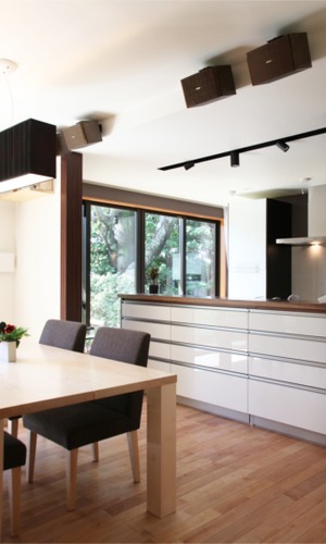 大きな窓のある、明るく開放的なダイニングキッチン