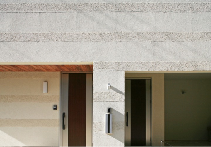 色合いで分けた２つの入口