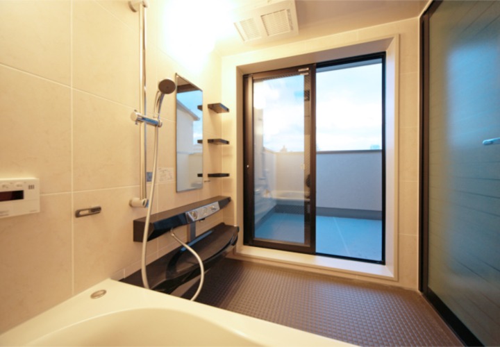 バルコニーへと続く開放的な浴室