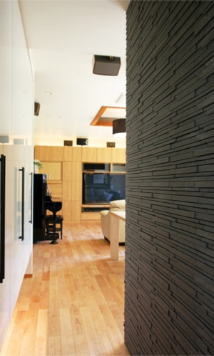 ブラウンの壁がアクセントに