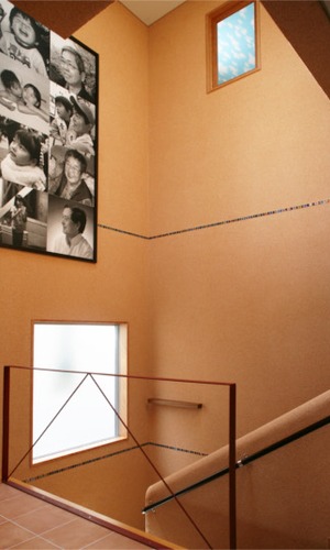 階段へ光を届けるはめ込み窓