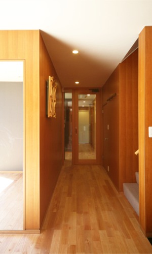 ナチュラルな木目調の温かみある廊下が室内へ誘う