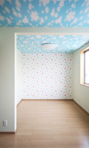 カラフルなドットと空の壁紙が楽しい