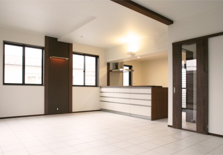 LDK床は白いタイル張りに