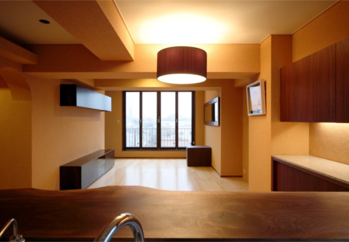 キッチンからリビングを見る