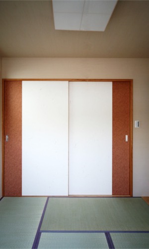 個性的なデザインの襖で和室がモダンな雰囲気に