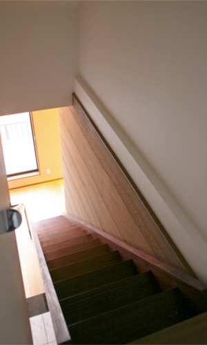 正面の窓から階段へと光を届ける