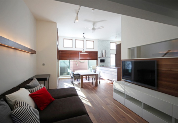 リビングからダイニングを望む