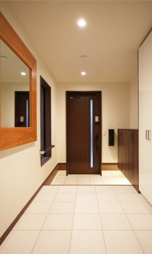 重厚感のあるウッド調玄関扉