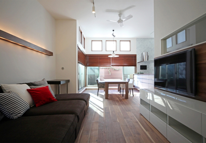 間接照明のあるリビング