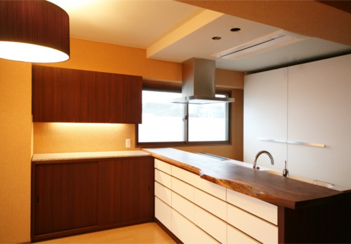 天然木のカウンターと備え付け収納のあるキッチン
