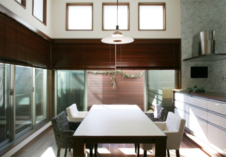 ガラス窓を大胆に設ける事で十分な明るさを確保