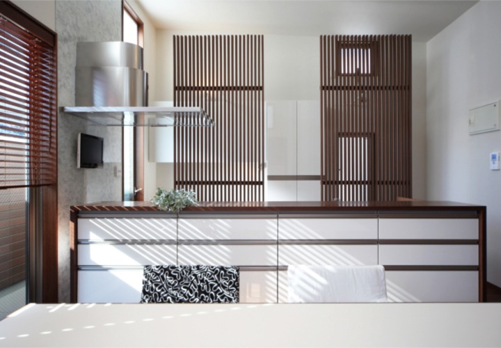 落ち着きあるウッド調とステンレスの組み合わせがスタイリッシュ