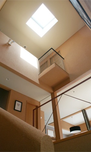 天窓から光が降り注ぐ室内