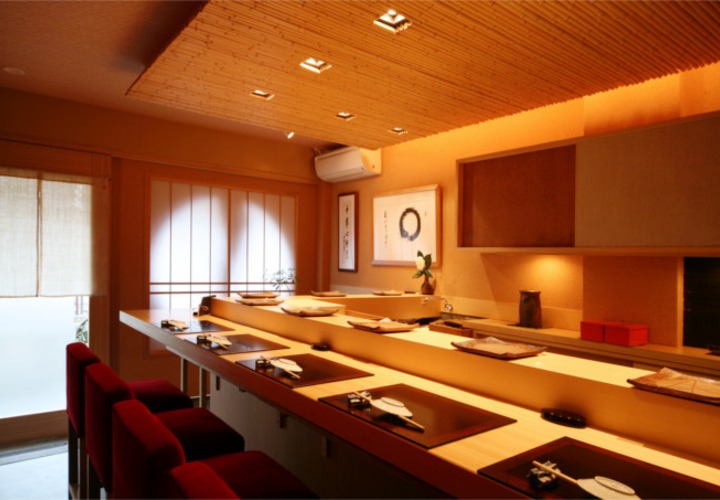 凛とした空気を感じる白木のカウンター