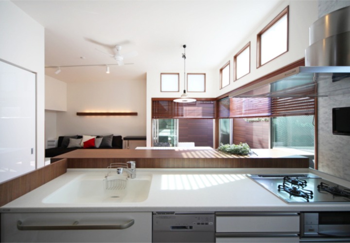 キッチンからリビング、ダイニングを見渡す、明るく開放的な室内