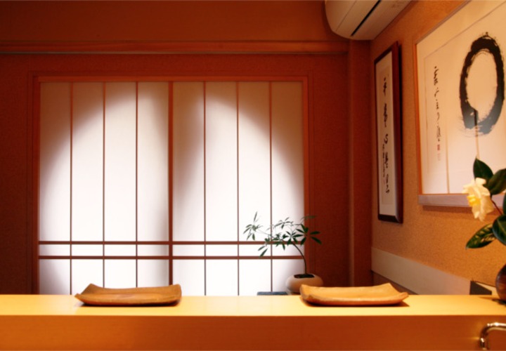 障子には丸く光が映る演出が