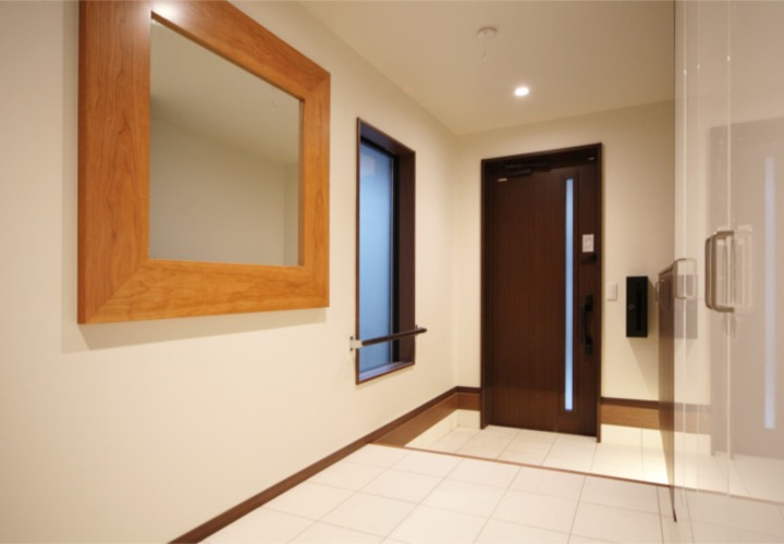 玄関にはウッドフレームの鏡を