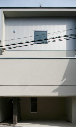 落ち着いた色合いでシンプルな正面外観