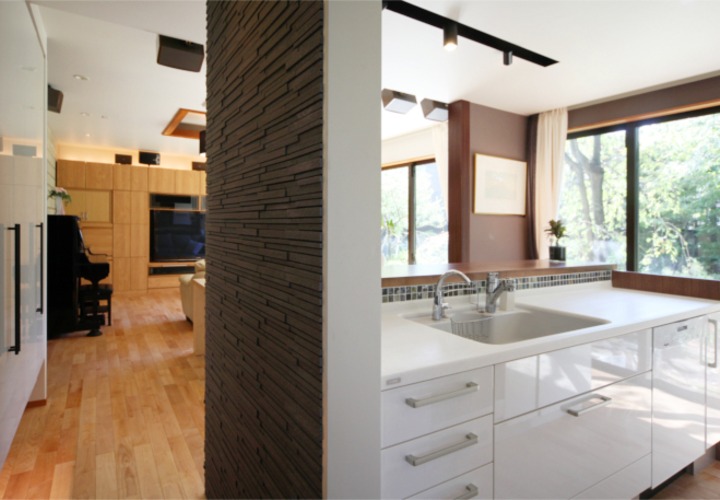 タイル張りがかわいいアクセントとなった真っ白なキッチン