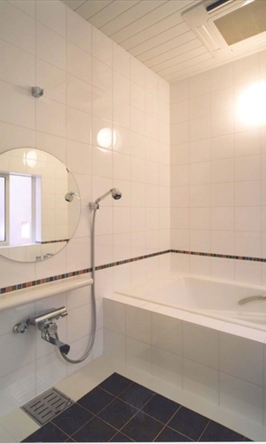 白と黒のコントラストがモダンな浴室