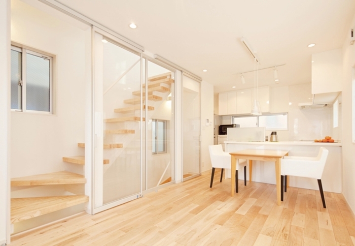 スリット階段とトップライトで明るいリビング