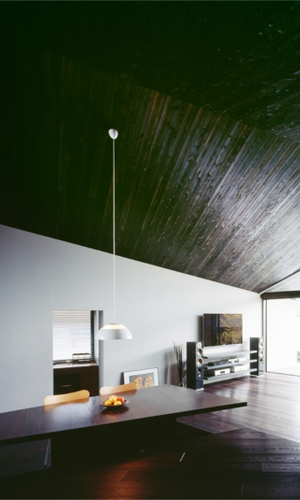 エントランスからダイニング・リビングを観る