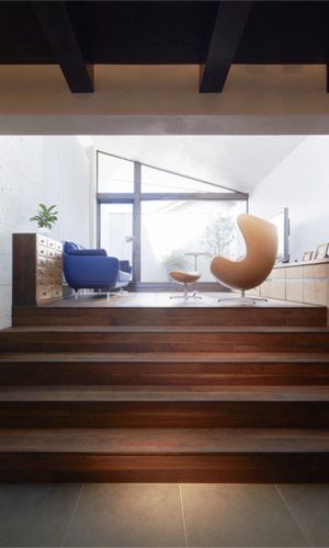 ダイニング・キッチンからリビングを見上げる