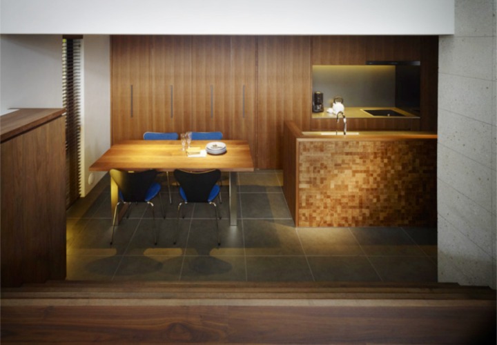 リビングからダイニン・キッチンを見下ろす