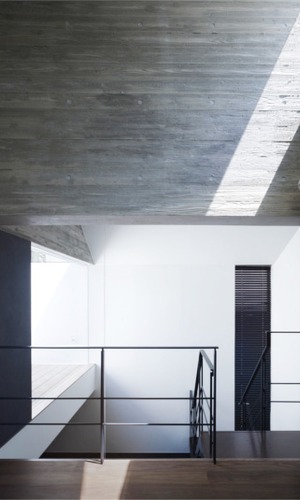 リビングから吹き抜けを観る