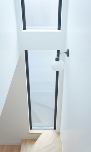 黒い窓枠がアクセント